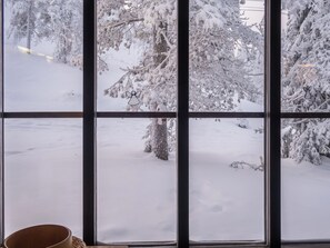 A window with a view of a snowy landscape, including trees and a clear sky. - Rukakämmekkä by Interhome (Kuusamo)