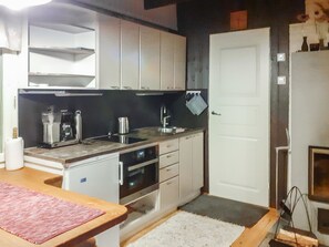 Frigorifero, microonde, forno, pentole/stoviglie/utensili