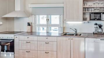 Een koelkast, een microgolfoven, een vaatwasser