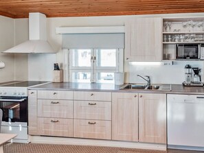 Refrigerador, microondas, lavavajillas, utensilios de cocina