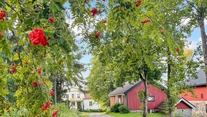 A rural setting with a sign indicating directions to Keltasirkku talo B and SeetriSport. - Punatulkku by Interhome (Somero)
