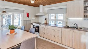 Een koelkast, een microgolfoven, een vaatwasser