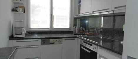 KĂŒhlschrank, GeschirrspĂŒler, Kochgeschirr/Geschirr/Besteck