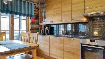 Fridge, microwave, dishwasher, cookware/dishes/utensils