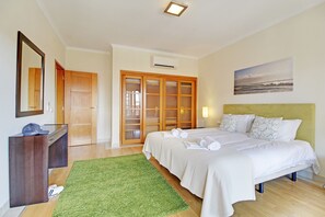 2 makuuhuonetta, tallelokero huoneessa, silitysrauta/-lauta