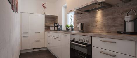 Oven, dishwasher, coffee/tea maker, high chair