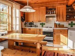 Réfrigérateur, micro-ondes, batterie de cuisine, vaisselle et ustensiles