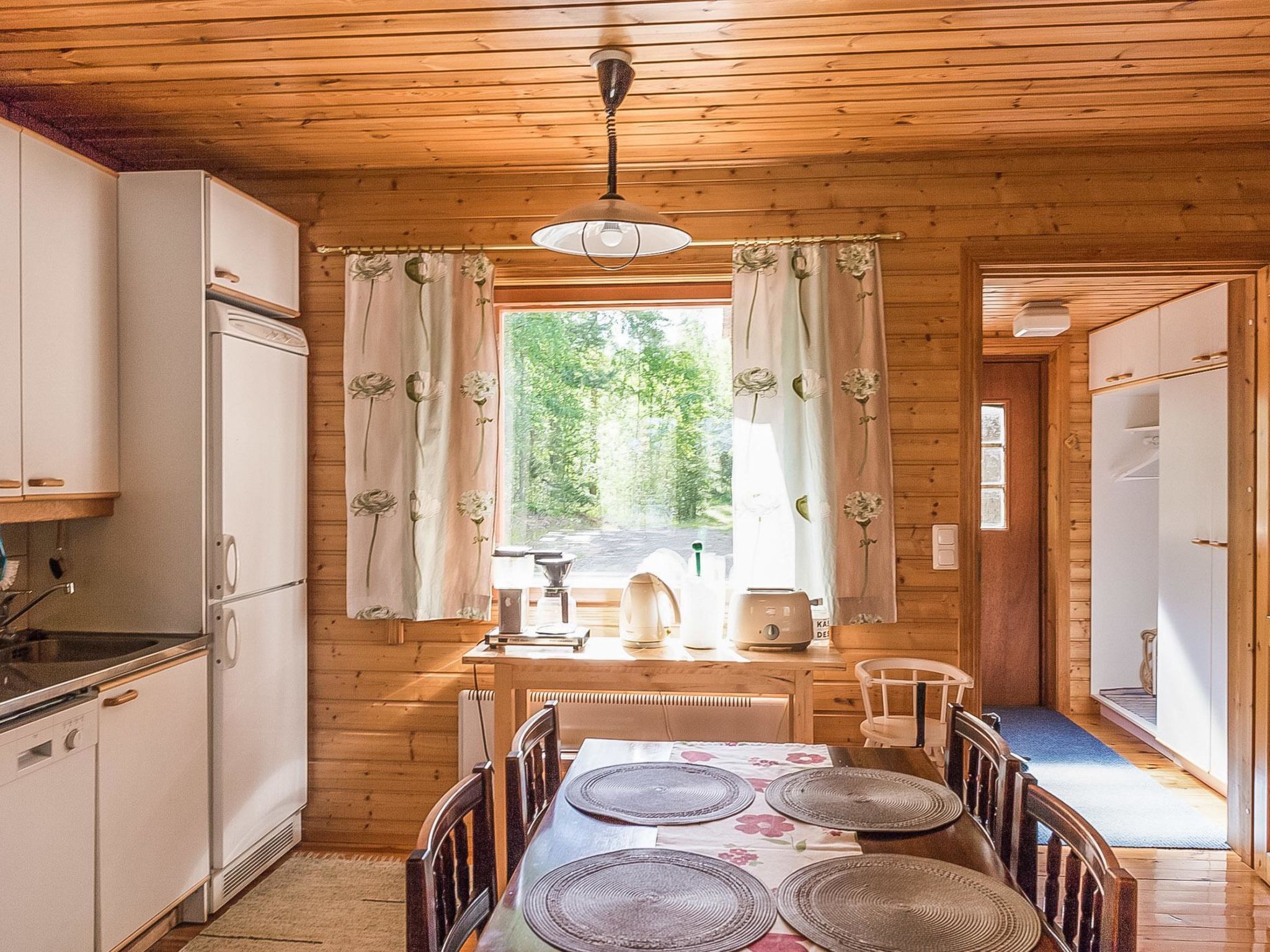 Jääkaappi, mikroaaltouuni, astianpesukone