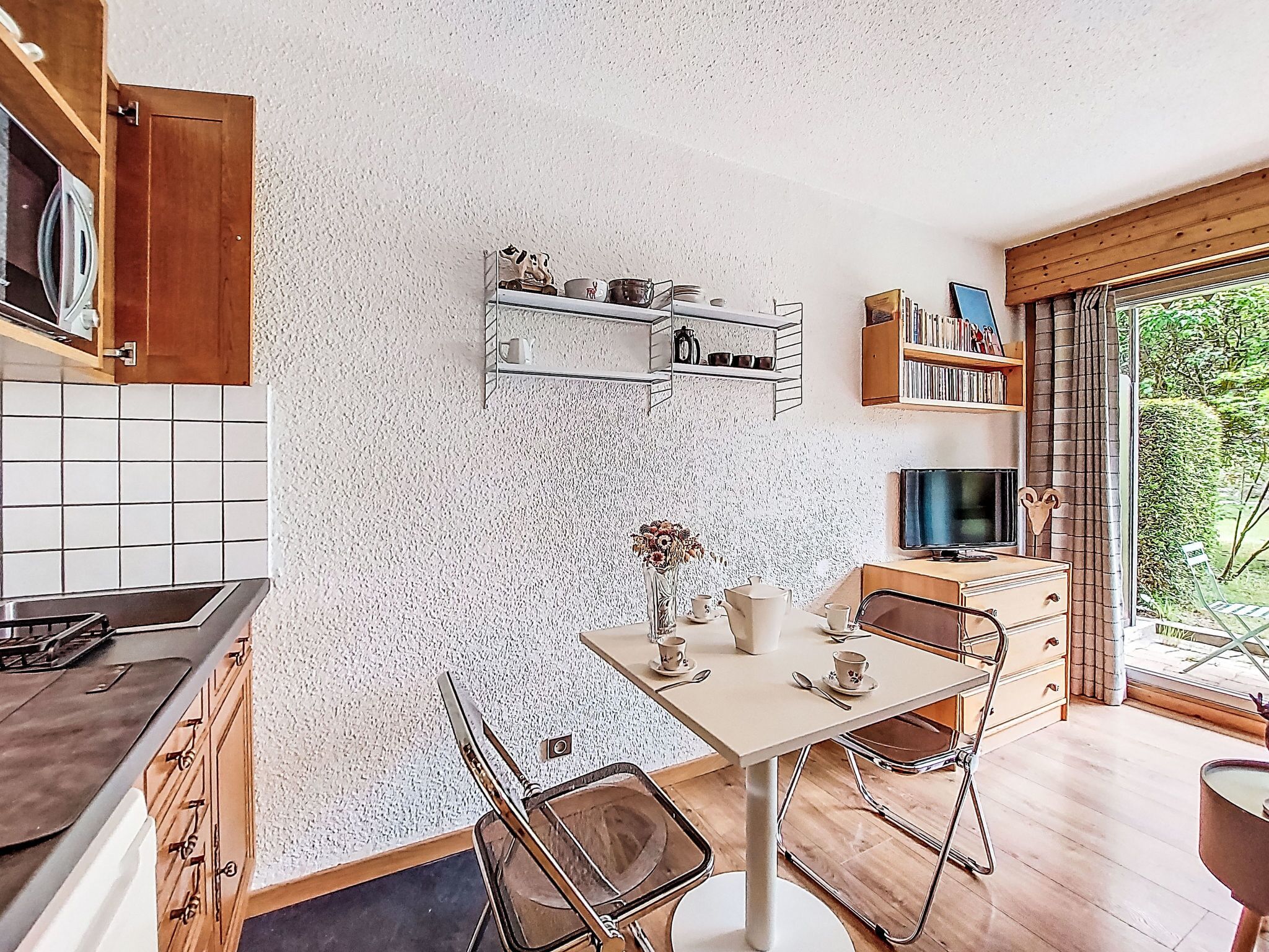 Fridge, oven, cookware/dishes/utensils