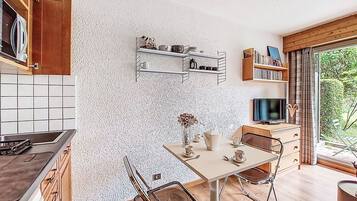 Fridge, oven, cookware/dishes/utensils