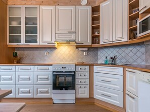 Kühlschrank, Mikrowelle, Geschirrspüler, Kochgeschirr/Geschirr/Besteck