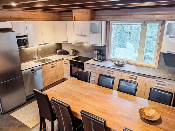 Refrigerador, microondas, lavavajillas y periquera