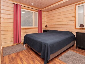 3 bedrooms, travel cot