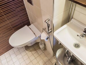 Un bany modern amb vàter, bidet i rentapins.
