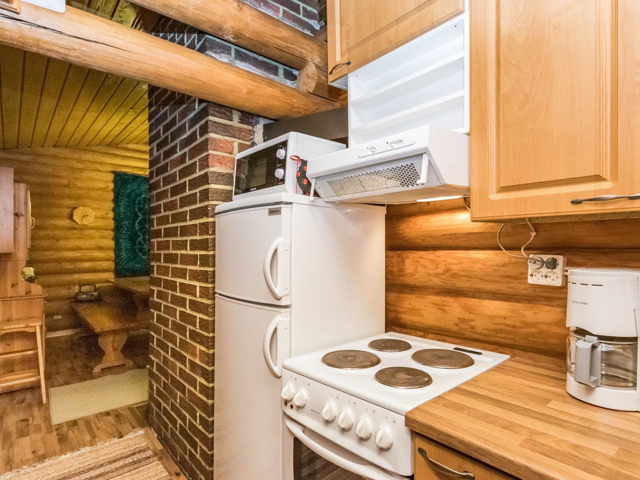 Réfrigérateur, micro-ondes, batterie de cuisine, vaisselle et ustensiles