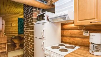 Refrigerador, microondas, utensilios de cocina