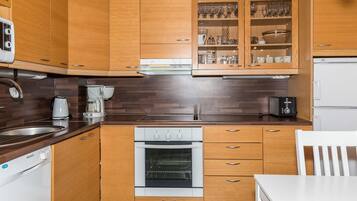 Refrigerador, microondas, lavavajillas, utensilios de cocina