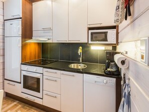 Frigorífico, microondas, lavavajillas y utensilios de cocina