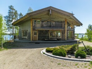 A two-story log cabin with a balcony, situated by a lake. - Villa pyöriäinen by Interhome (Kerimäki)