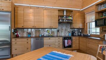 Fridge, microwave, dishwasher, cookware/dishes/utensils