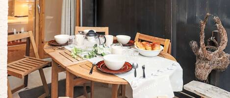 تناول الطعام بالخارج