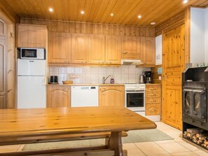 Fridge, microwave, dishwasher, cookware/dishes/utensils