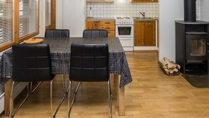 Una cocina compacta con armarios de madera, estufa y microondas.