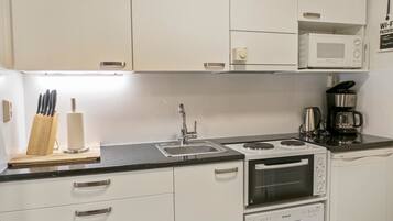 Fridge, microwave, dishwasher, cookware/dishes/utensils