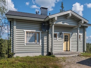 A log cabin with a chimney, a satellite dish, and a front porch. - Rinnetupa by Interhome (Kuusamo)