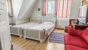 5 bedrooms, iron/ironing board, Internet