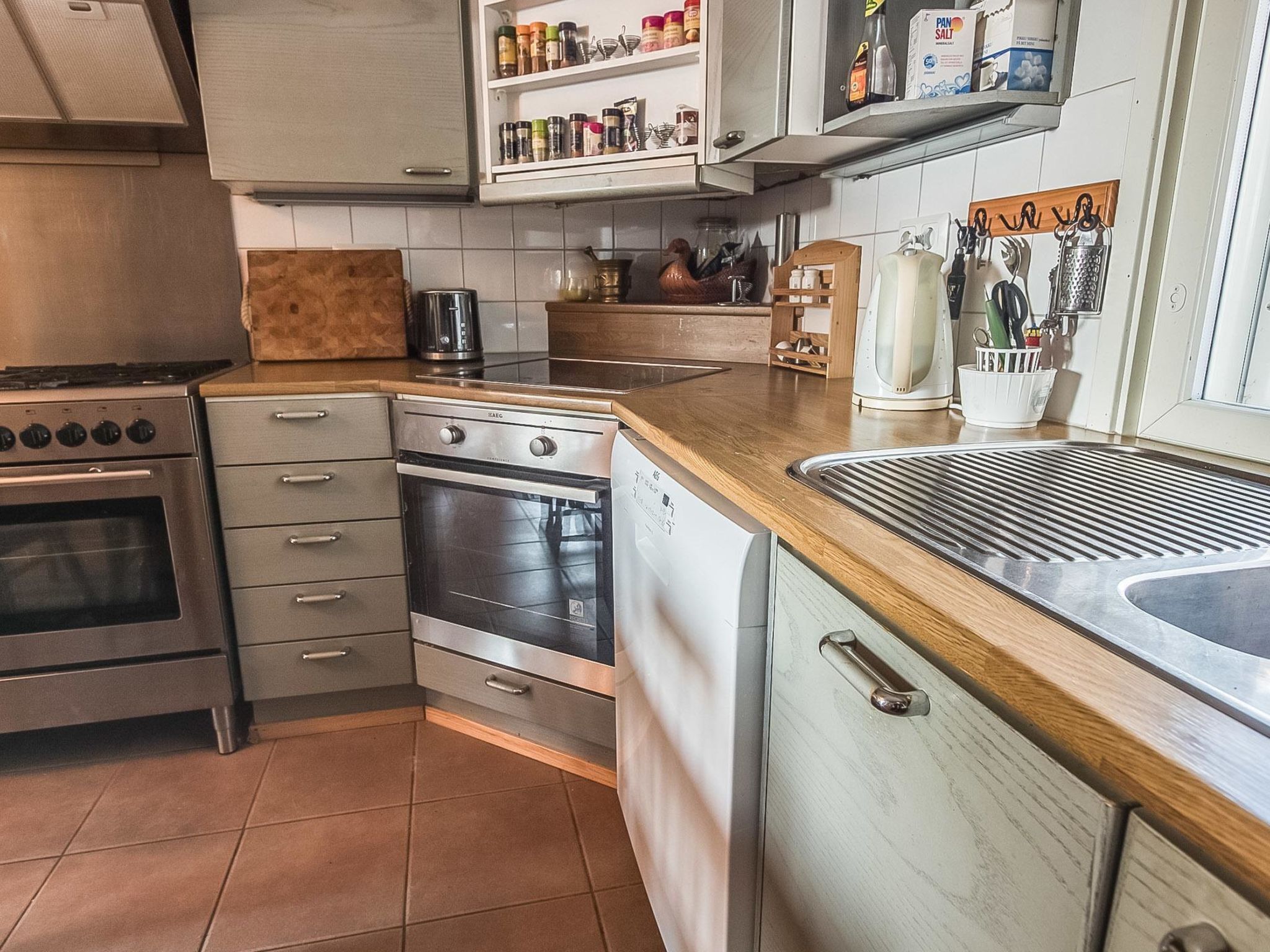 Jääkaappi, mikroaaltouuni, astianpesukone