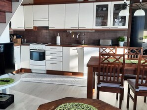 Fridge, microwave, dishwasher, cookware/dishes/utensils