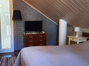 A bedroom with a bed, a dresser, a television, and a lamp. - Loisteranta by Interhome (Ähtäri)