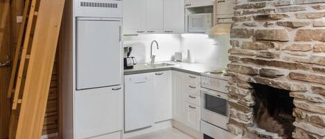 Fridge, microwave, dishwasher, cookware/dishes/utensils