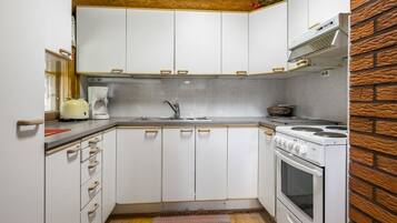 Køleskab, mikrobølgeovn, køkkentøj/tallerkener/redskaber