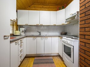 Geladeira, micro-ondas, talheres/pratos/utensílios de cozinha