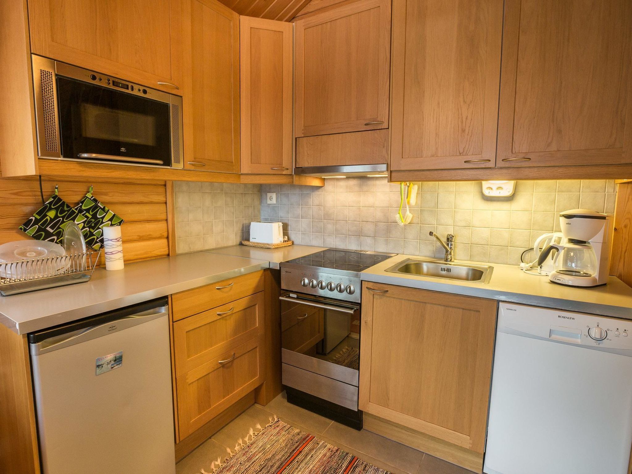 Refrigerador, microondas, lavavajillas y utensilios de cocina 