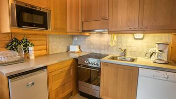 Fridge, microwave, dishwasher, cookware/dishes/utensils