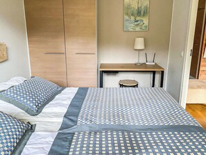 A bedroom with a bed, a desk, and a chair. - Ylläs chalets a307 by Interhome (Ylläsjärvi)