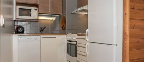 Fridge, microwave, dishwasher, cookware/dishes/utensils