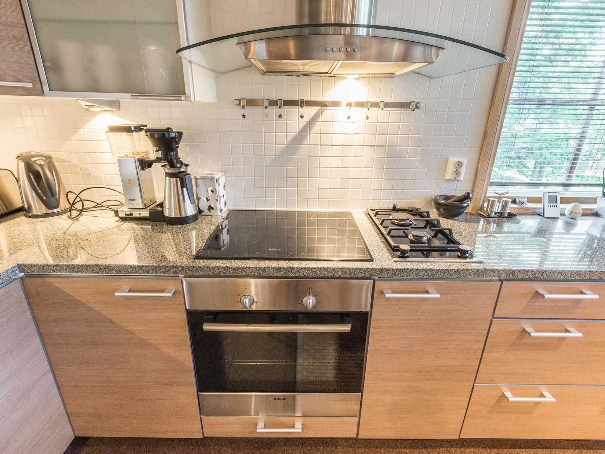 Kühlschrank, Mikrowelle, Geschirrspüler, Kochgeschirr/Geschirr/Besteck