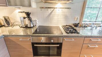 Fridge, microwave, dishwasher, cookware/dishes/utensils