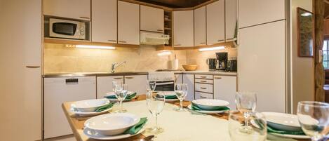 Køleskab, mikrobølgeovn, opvaskemaskine, køkkentøj/tallerkener/redskaber