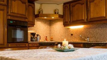 Køleskab, opvaskemaskine, køkkentøj/tallerkener/redskaber