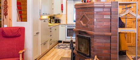 Kjøleskap, mikrobølgeovn, oppvaskmaskin og kjøkkenutstyr