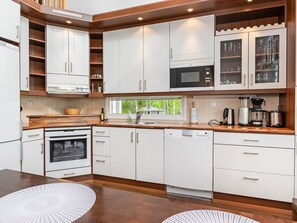 Fridge, microwave, dishwasher, cookware/dishes/utensils