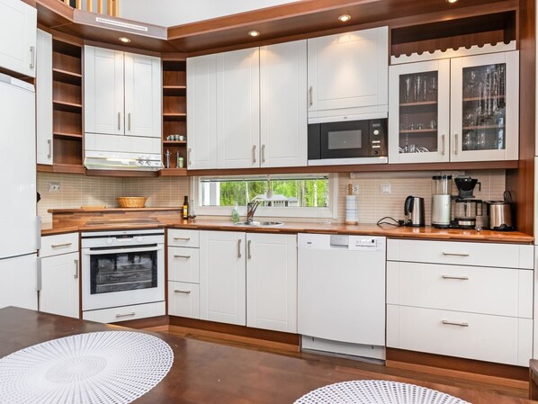 Kühlschrank, Mikrowelle, Geschirrspüler, Kochgeschirr/Geschirr/Besteck