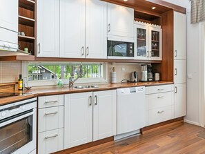 Réfrigérateur, four à micro-ondes, lave-vaisselle