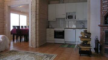 Fridge, microwave, dishwasher, cookware/dishes/utensils