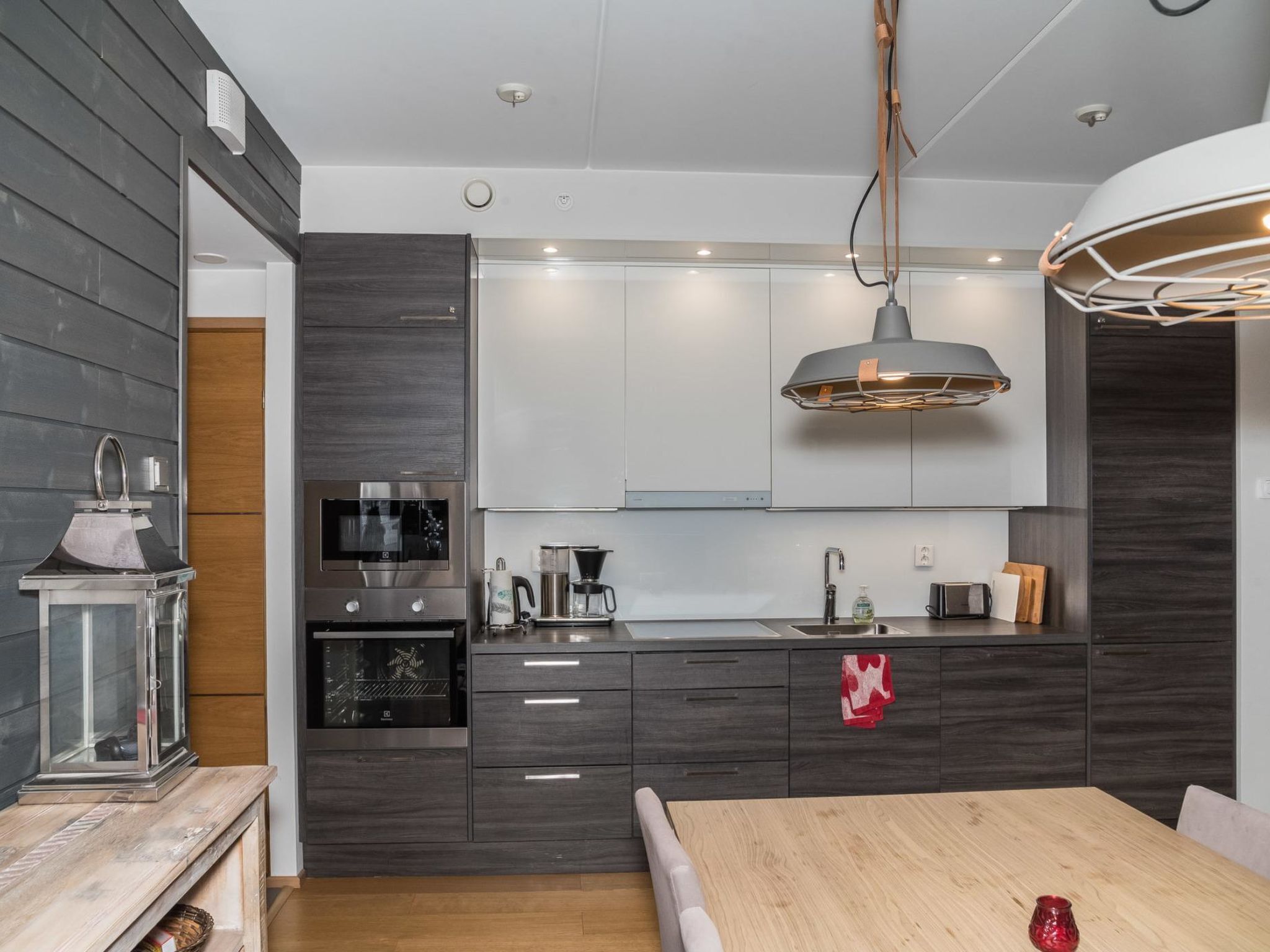 ثلاجة، ميكروويف، غسالة أطباق، مستلزمات طهي/أطباق/أوعية